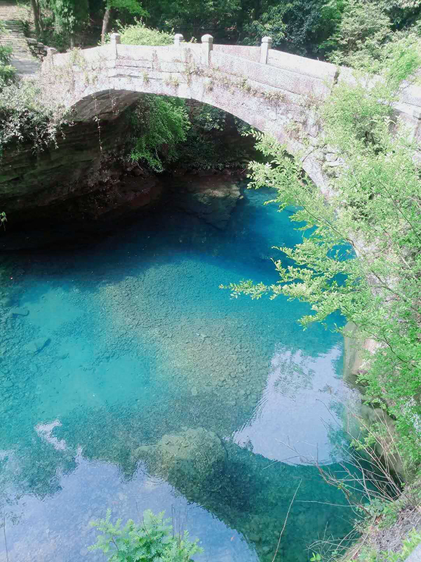 河水清澈见底